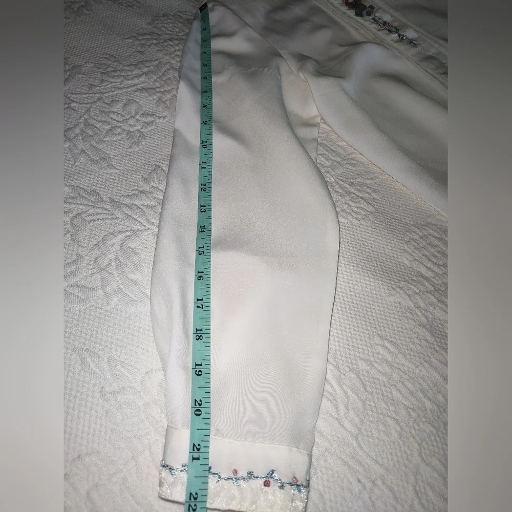 Koret Petites Button Collar blouse Womens W/Embroidery & Shoulder Pads size 8